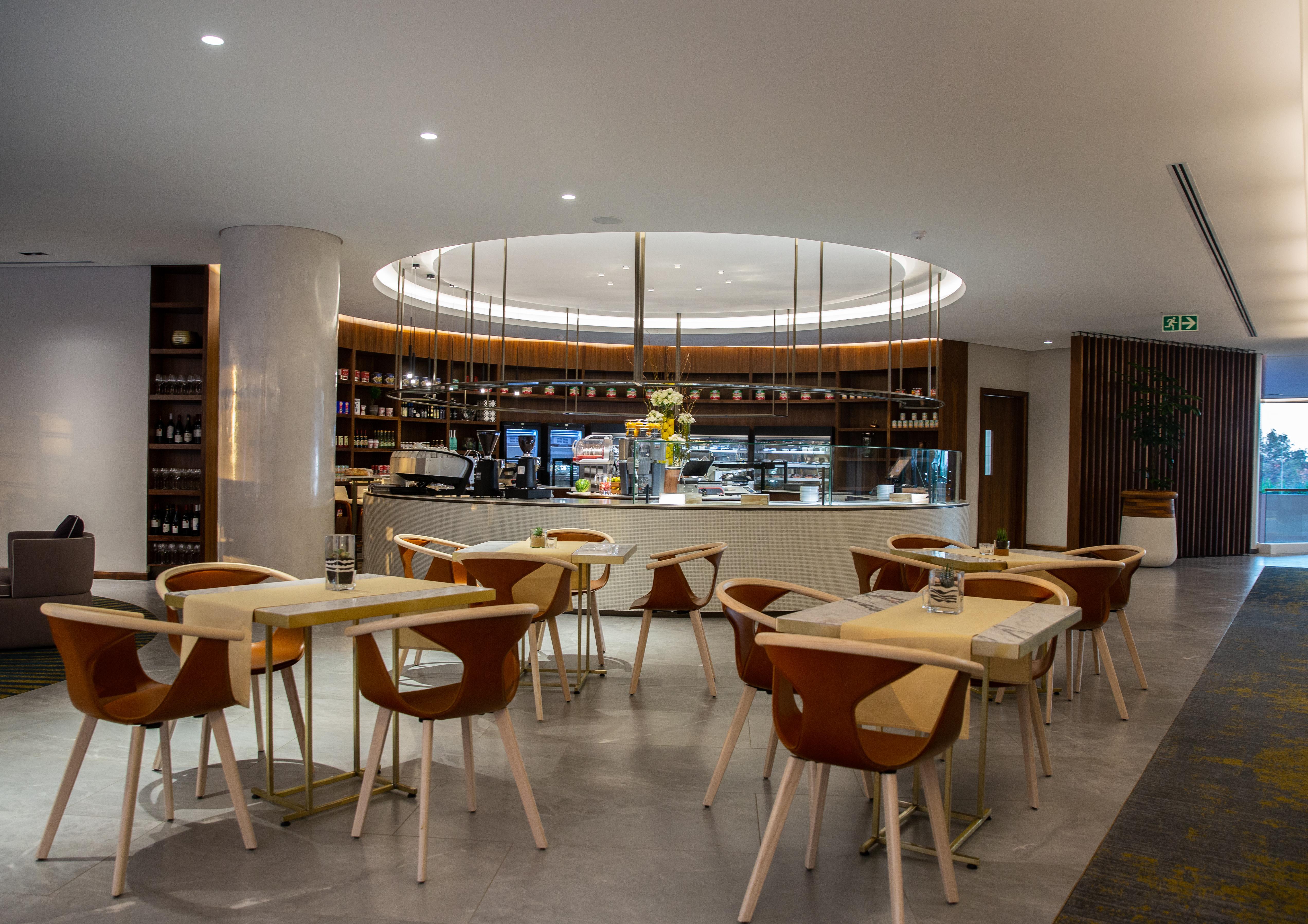 The Houghton Hotel, Spa, Wellness & Golf Johannesburg Luaran gambar The lounge at the airport