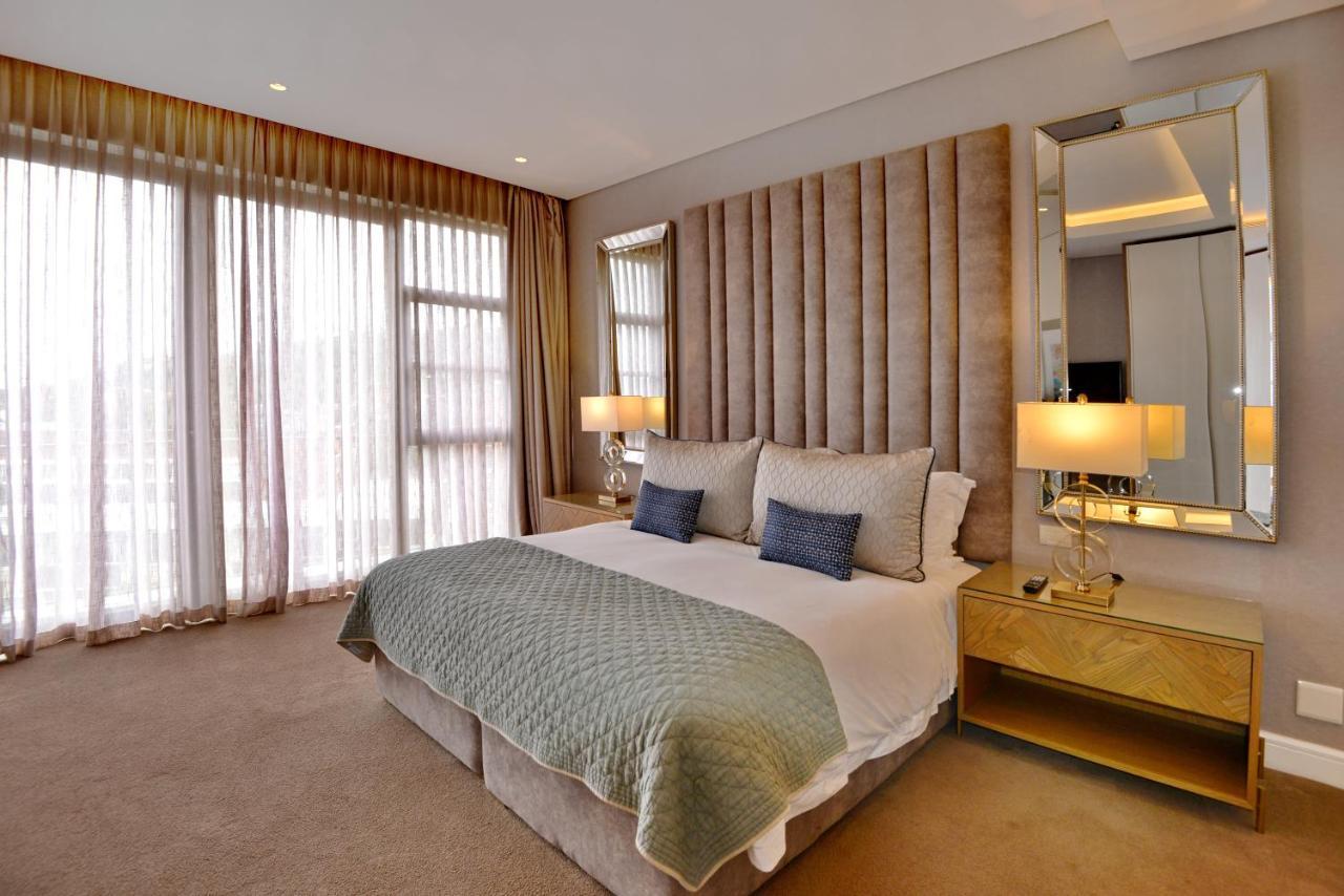 The Houghton Hotel, Spa, Wellness & Golf Johannesburg Luaran gambar A bedroom at the Taj Mahal Palace