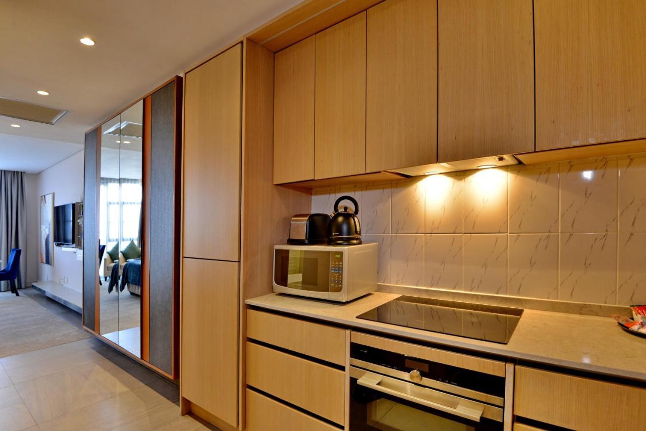 The Houghton Hotel, Spa, Wellness & Golf Johannesburg Luaran gambar A kitchen in a serviced apartment