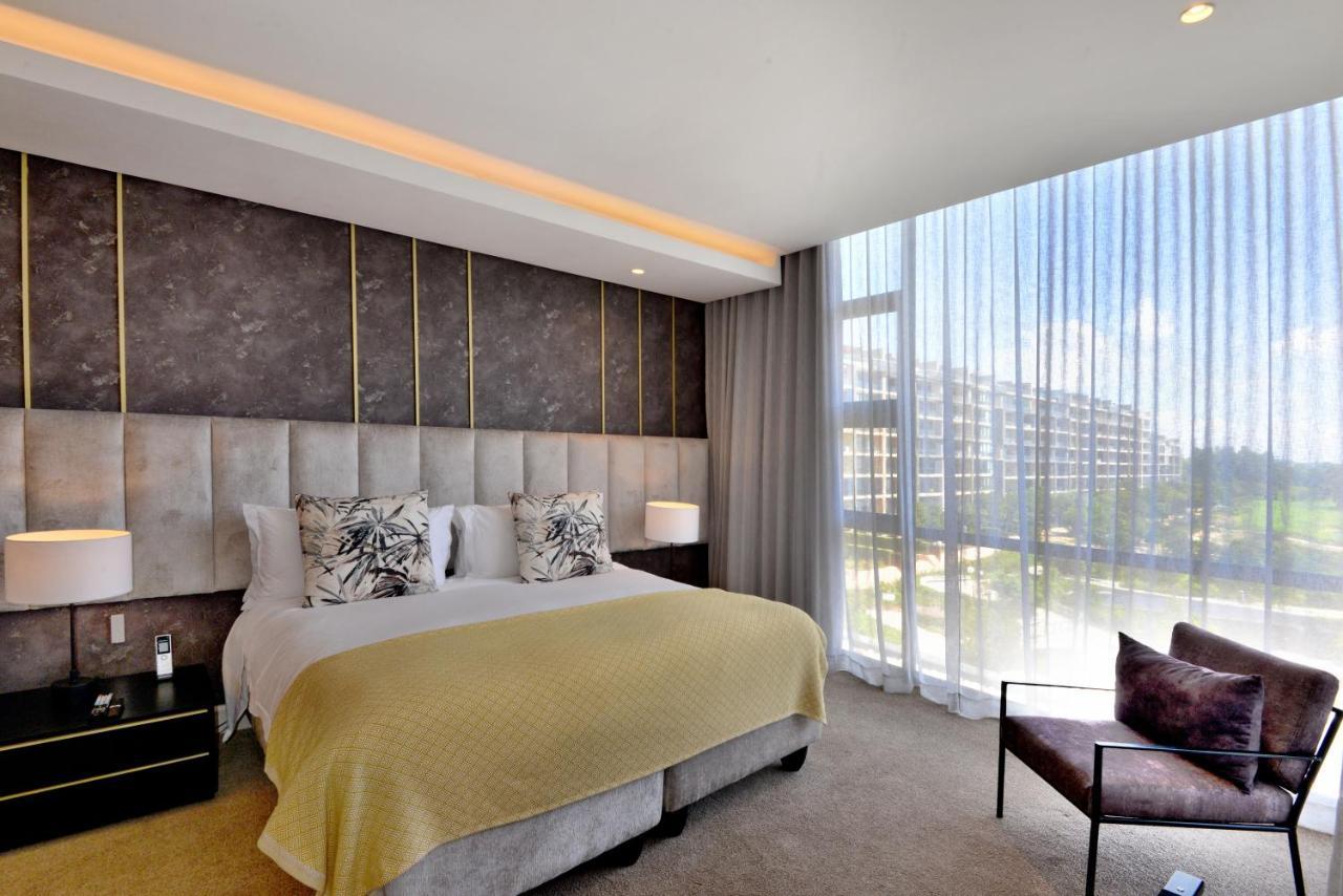 The Houghton Hotel, Spa, Wellness & Golf Johannesburg Luaran gambar A bedroom at the InterContinental Johannesburg