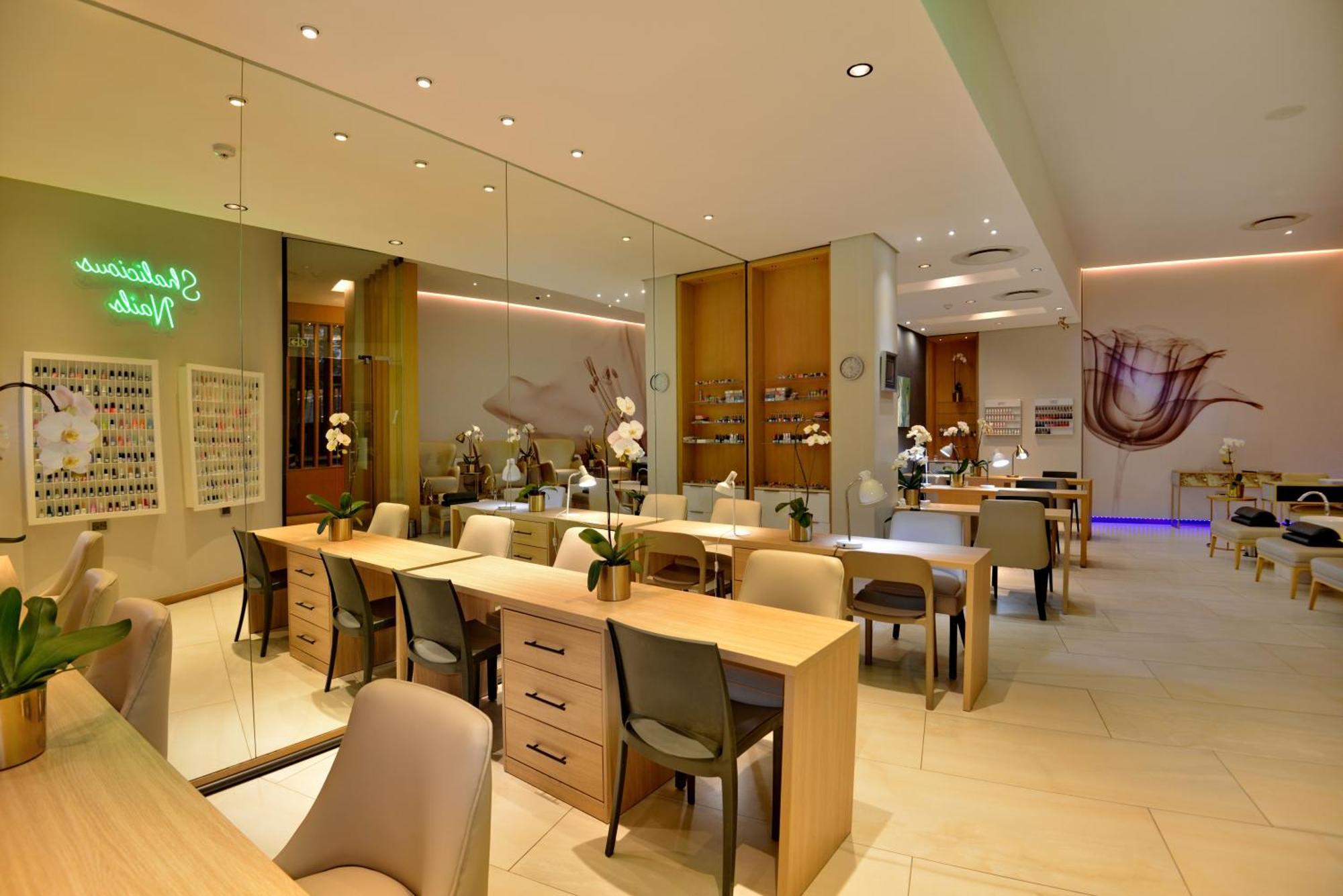 The Houghton Hotel, Spa, Wellness & Golf Johannesburg Luaran gambar The interior of a nail salon