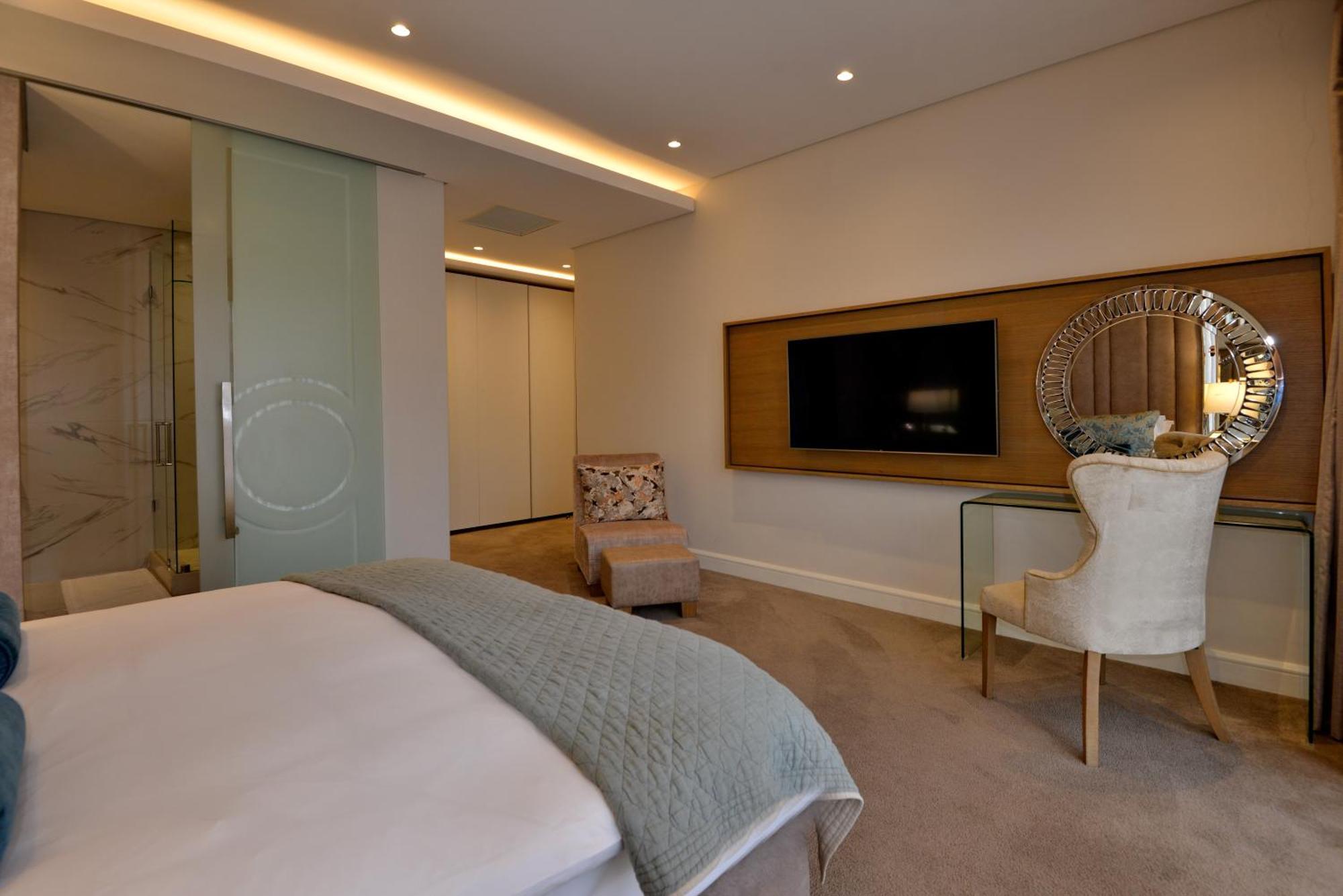 The Houghton Hotel, Spa, Wellness & Golf Johannesburg Bilik gambar A bedroom at the hotel