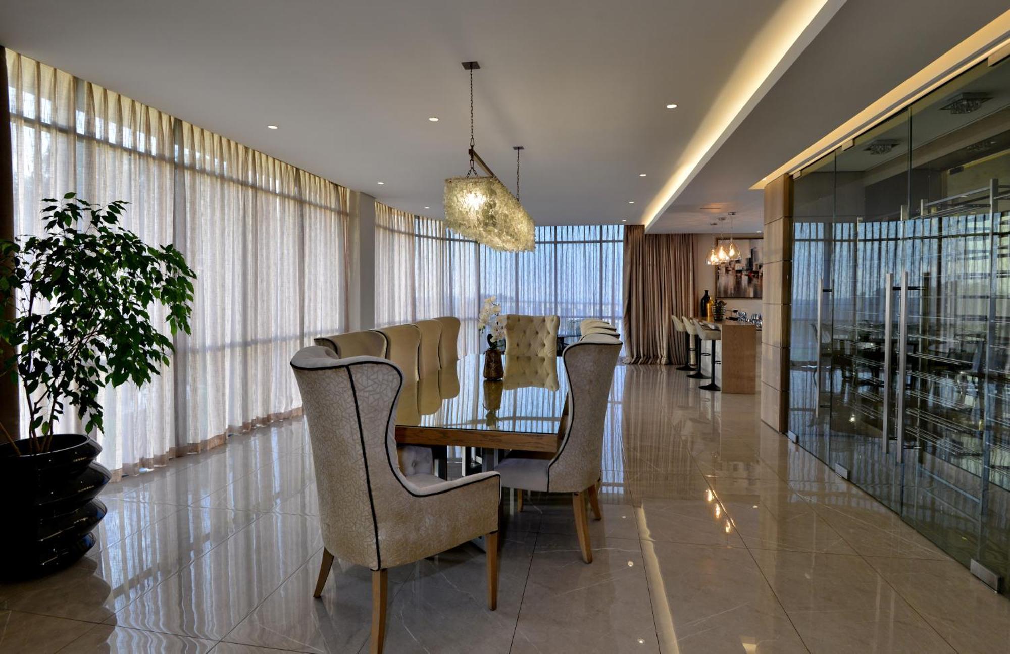The Houghton Hotel, Spa, Wellness & Golf Johannesburg Bilik gambar A dining room in a luxury apartment